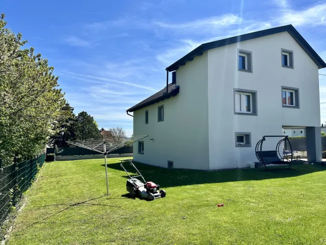 Ein- bis Zweifamilienhaus mit großem Garten in exzellenter Lage in Pregarten - Titelbild