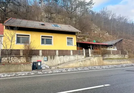Einfamilienhaus mit großem Potenzial in Fahrafeld