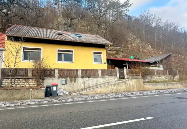 Einfamilienhaus mit großem Potenzial in Fahrafeld - Titelbild