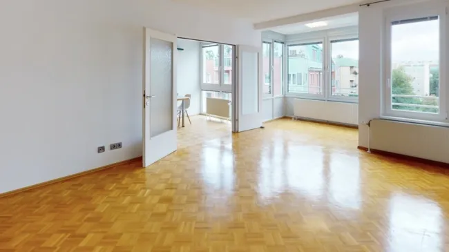 Smart investieren, schön wohnen in einer großen 2-Zimmer Wohnung in 1220 Wien - in der Nähe der U1 und dem Donauzentrum - Titelbild