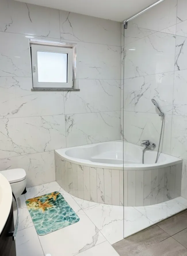 Bad mit Dusche und Badewanne & WC