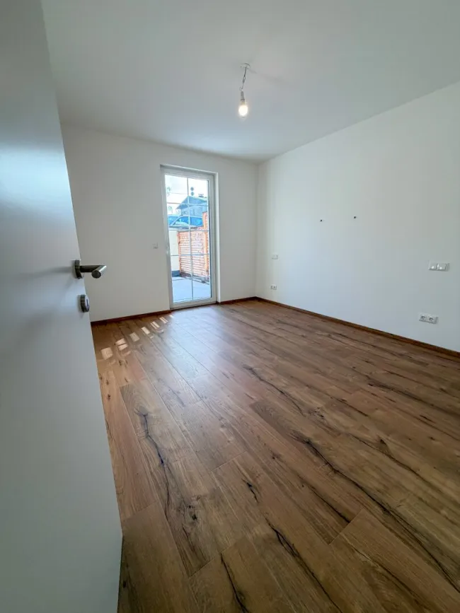 Moderne Erdgeschosswohnung mit Terrasse und Tiefgarage - Titelbild
