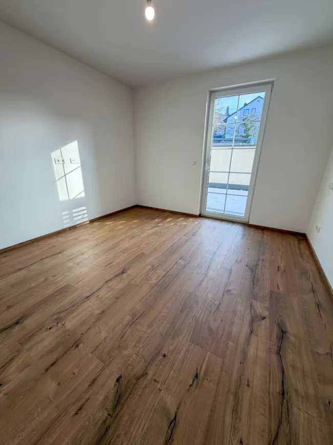 Moderne Erdgeschosswohnung mit Terrasse und Tiefgarage - Bild