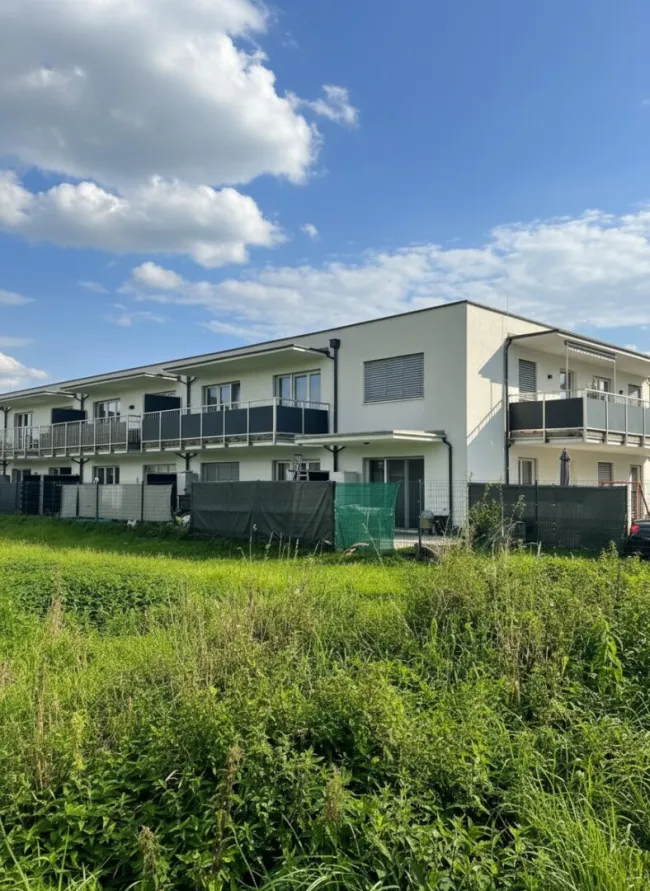 Neuwertige 2-Zimmer-Wohnung mit Balkon 🏙️🛋️ - Bild