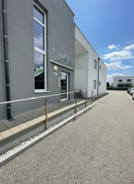 Neuwertige 2-Zimmer-Wohnung mit Balkon 🏙️🛋️