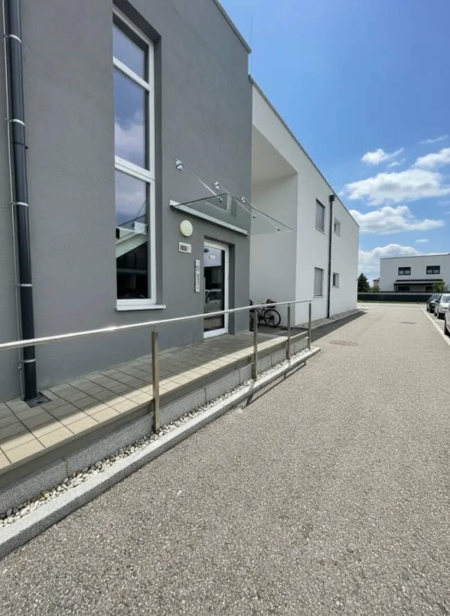 Neuwertige 2-Zimmer-Wohnung mit Balkon 🏙️🛋️ - Bild