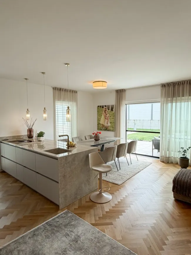Design trifft Luxus – Doppelhaushälfte mit Top-Ausstattung in Alkoven - Bild