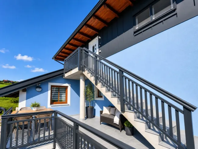Großzügiges Wohnen in modernisiertem Mehrfamilienhaus - Top Lage in Kirchberg 🏠 - Bild