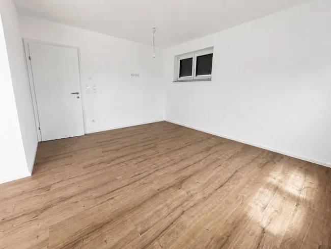 Neuwertige 3-Zi-Wohnung im OG., Garten, Balkon, Caport,79m²