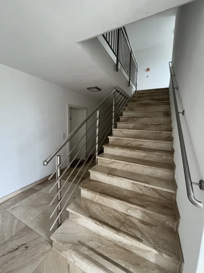 3-Zimmer-Wohnung mit Garten & 2 Stellplätzen im Obergeschoss 🏡👨‍👩‍👧‍👦 - Bild