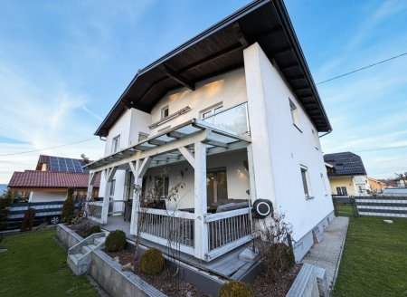 Gepflegtes Mehrfamilienhaus mit 3 Wohneinheiten, Doppelgarage und großem Grundstück