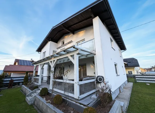 Gepflegtes Mehrfamilienhaus mit 3 Wohneinheiten, Doppelgarage und großem Grundstück - Titelbild