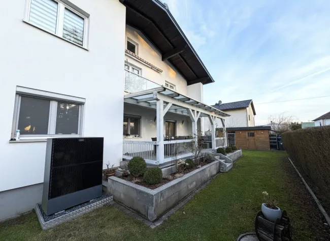 Gepflegtes Mehrfamilienhaus mit 3 Wohneinheiten, Doppelgarage und großem Grundstück - Bild