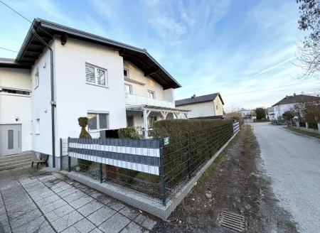 Gepflegtes Mehrfamilienhaus mit 3 Wohneinheiten, Doppelgarage und großem Grundstück