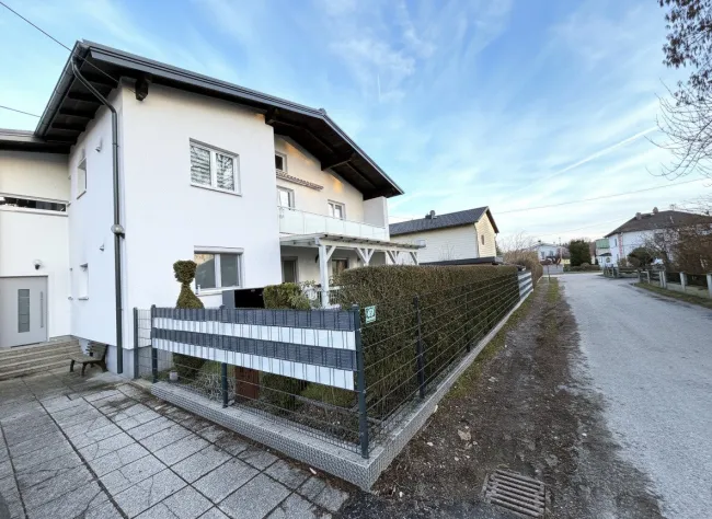 Gepflegtes Mehrfamilienhaus mit 3 Wohneinheiten, Doppelgarage und großem Grundstück - Bild