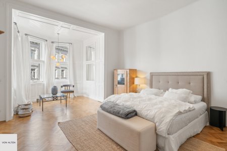 Klassische 3-Zimmer-Altbauwohnung mit Erker, 2 separat begehbaren Schlafzimmern. U-Bahn-Nähe und Balkon-Potenzial