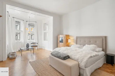 Klassische 3-Zimmer-Altbauwohnung mit Erker, 2 separat begehbaren Schlafzimmern. U-Bahn-Nähe und Balkon-Potenzial