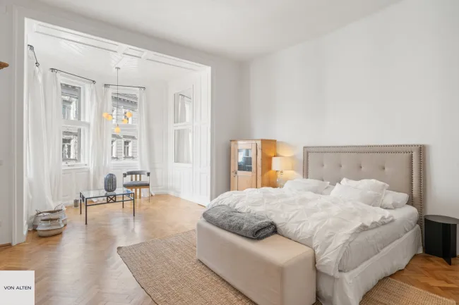 Klassische 3-Zimmer-Altbauwohnung mit Erker, 2 separat begehbaren Schlafzimmern. U-Bahn-Nähe und Balkon-Potenzial - Bild