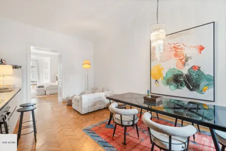 Klassische 3-Zimmer-Altbauwohnung mit Erker, 2 separat begehbaren Schlafzimmern. U-Bahn-Nähe und Balkon-Potenzial