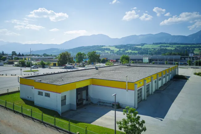 Vielseitige Gewerbeimmobilie mit Parkplätzen für Ihre Geschäftsidee in Wörgl - Titelbild