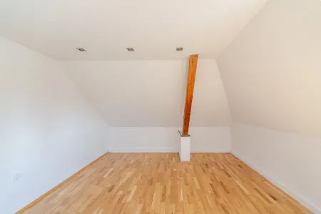 Modern Sanierte 3-Zimmer-Wohnung mit großem 158 m² Eigengarten