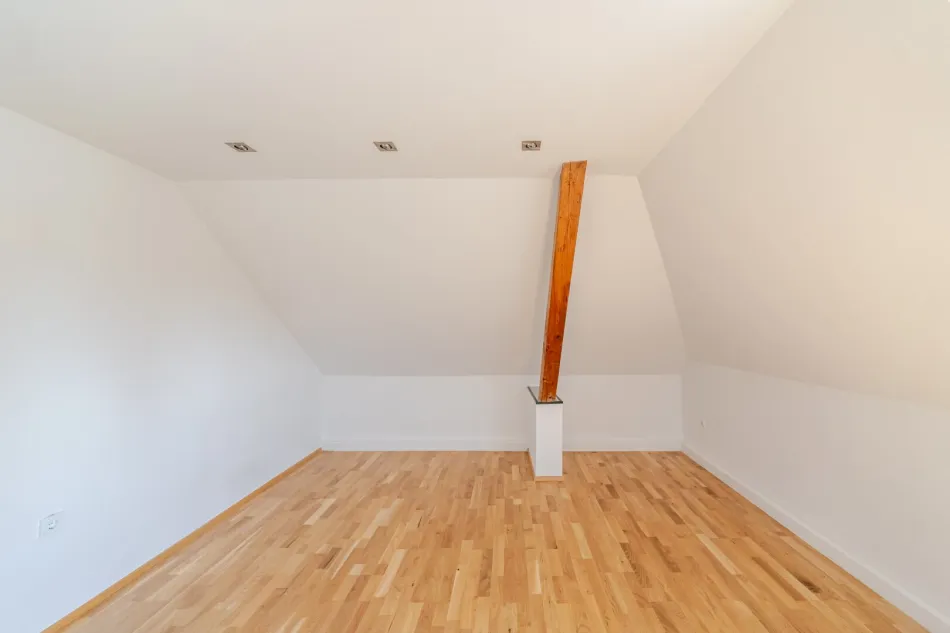 Modern Sanierte 3-Zimmer-Wohnung mit großem 158 m² Eigengarten - Bild
