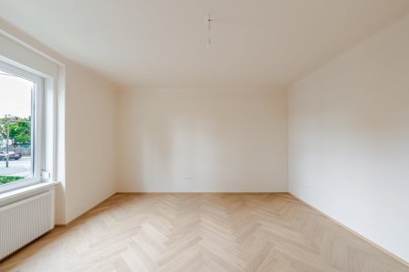 Hochwertig saniertes Altbaubüro mit Loggia in Bestlage