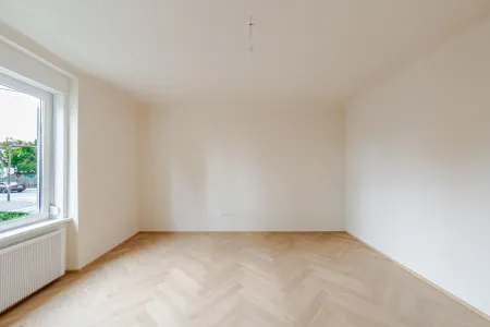 66 m² Altbau in Bestlage: Loggia, Fischgrätparkett, sofort beziehbar