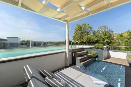 Traumhafte Penthouse-Wohnung mit privatem Pool auf der Dachterrasse