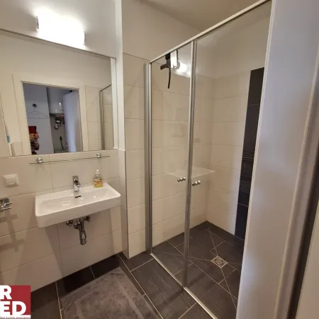 Bad mit Dusche und WC