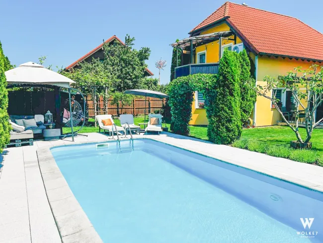 Gepflegtes Einfamilienhaus mit beheizbarem Pool, Wintergarten, Klimaanlage & Gartenidylle I Nähe Zentrum Gänserndorf - Titelbild