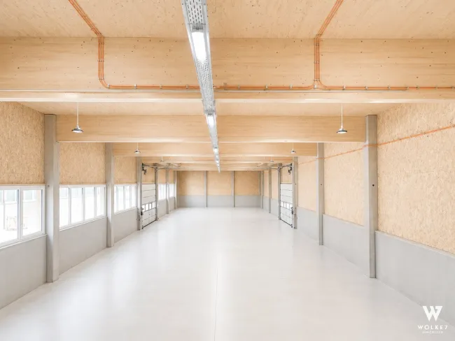 Gewerbeimmobilie mit moderner Produktionshalle in Top-Lage: Neubau 2026 | Fußbodenheizung & Wärmepumpe | Lichtdurchflutete Halle in Holzbauweise - Bild