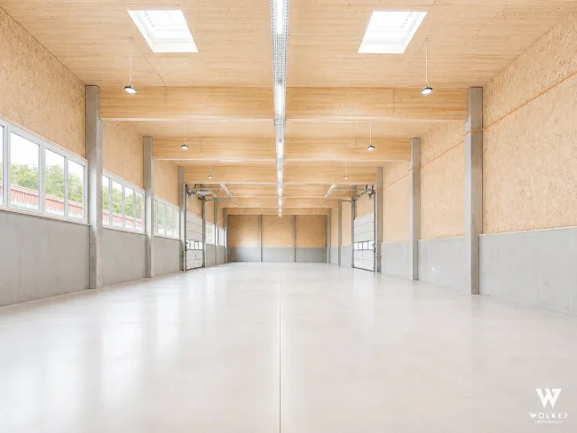 Gewerbeimmobilie mit moderner Produktionshalle in Top-Lage: Neubau 2026 | Fußbodenheizung & Wärmepumpe | Lichtdurchflutete Halle in Holzbauweise - Titelbild
