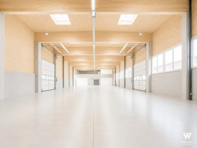 Gewerbeimmobilie mit moderner Produktionshalle in Top-Lage: Neubau 2026 | Fußbodenheizung & Wärmepumpe | Lichtdurchflutete Halle in Holzbauweise - Bild