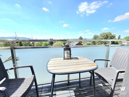 Dachgeschoßwohnung im Zentrum Bisambergs | 2 Zimmer | 2 Terrassen | 2018 komplett saniert | Kellerabteil | Blick auf die Burg Kreuzenstein