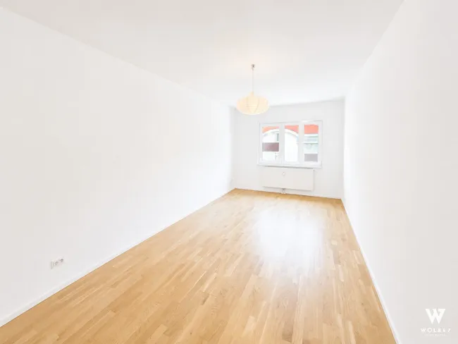 Perfekt für Paare oder WG: Helle Wohnung mit Loggia nahe Siebenbrunnenplatz - Bild