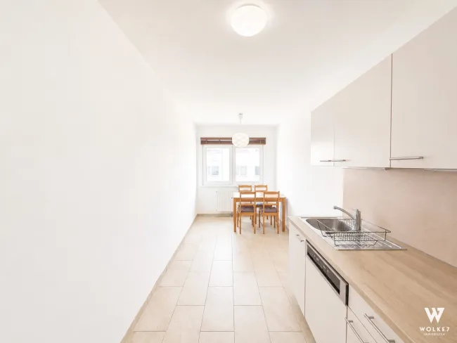 Perfekt für Paare oder WG: Helle Wohnung mit Loggia nahe Siebenbrunnenplatz - Bild