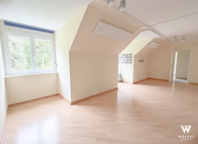 Dachgeschosswohnung im 18. | 2 Zimmer | ruhig, gepflegt | 1 Gehminute zum Pötzleinsdorfer Schlosspark - Bild