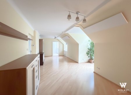 Dachgeschosswohnung im 18. | 2 Zimmer | ruhig, gepflegt | 1 Gehminute zum Pötzleinsdorfer Schlosspark