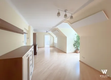 Dachgeschosswohnung im 18. | 2 Zimmer | ruhig, gepflegt | 1 Gehminute zum Pötzleinsdorfer Schlosspark