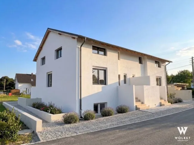 Hochwertige Doppelhaushälfte mit ca. 210 m² Nutzfläche, 5 Zimmer, Keller und Garten in ruhiger Lage - Titelbild