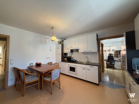 Großzügiges Wohnhaus mit 3 Garagen, Lagerflächen und traumhafter Sonnenterrasse