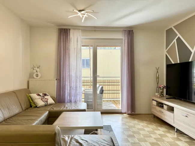 BERGBLICK: Helle 4-Zimmer-Wohnung mit großem Balkon und Tiefgarage in Wetzelsdorf - Titelbild