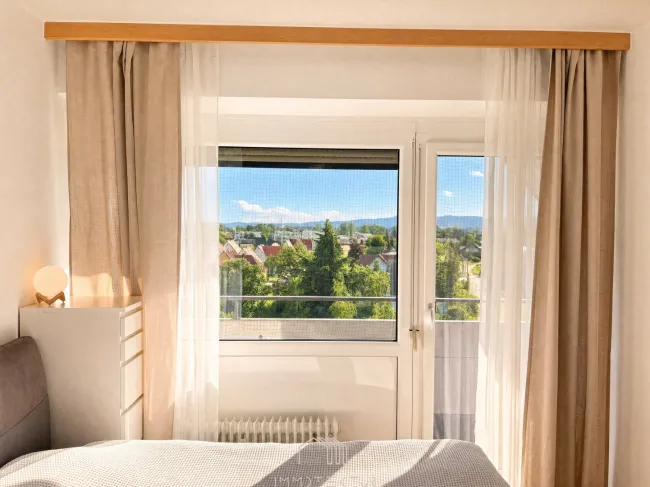 TRAUMHAFTE AUSSICHT: Lichtdurchflutete 2,5-Zimmer-Wohnung mit Loggia in Liebenau - Bild