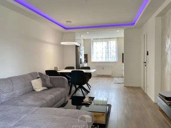 GARTENGLÜCK IN MODERNEM AMBIENTE: 2-Zimmer-Wohnung mit Tiefgarage - Titelbild