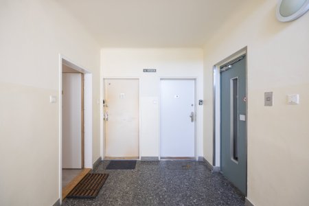 Ruhige hofseitige Zimmer-Küche-Kabinett Wohnung mit Aufzug in U-Bahn Nähe
