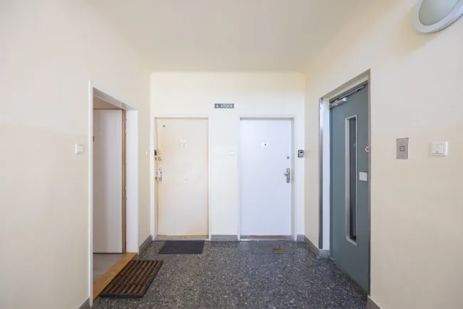 Ruhige hofseitige Zimmer-Küche-Kabinett Wohnung mit Aufzug in U-Bahn Nähe - Bild