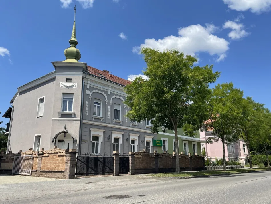 Stilvolle Stadtvilla mit Gastronomie, Appartements und Garten in Toplage in Fürstenfeld - Titelbild