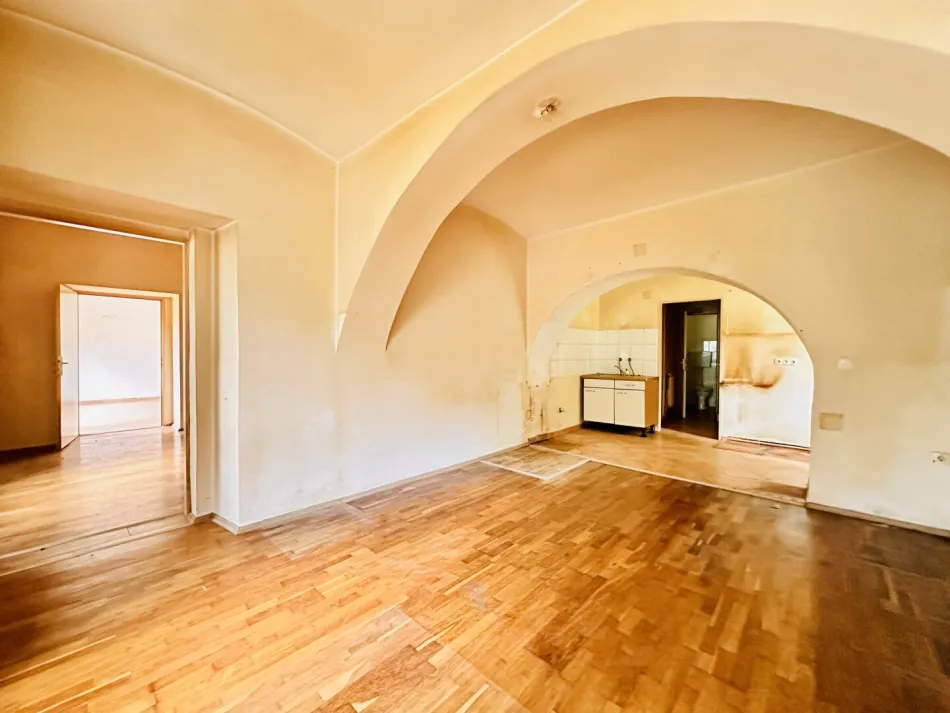 Sanierungsbedürftige Erdgeschosswohnung mit Gartenzugang im Zentrum von Reichenau an der Rax – 65 m² mit viel Potenzial - Titelbild
