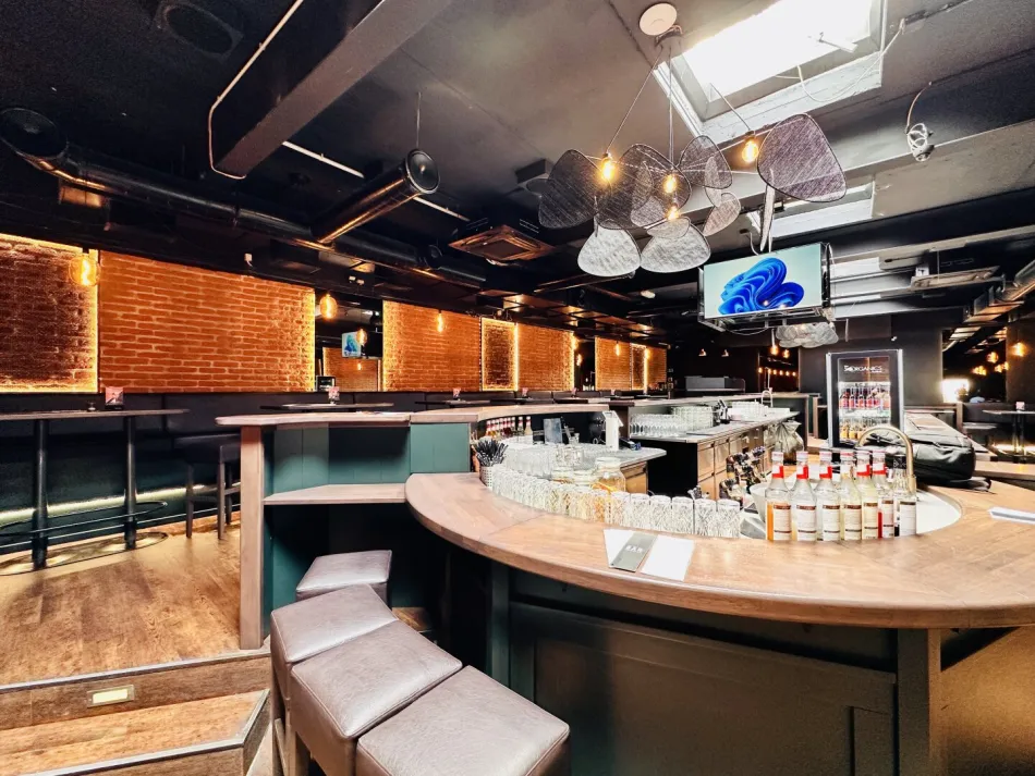 Voll ausgestattete Bar mit 197 m² – Sofort betriebsbereit! - Titelbild